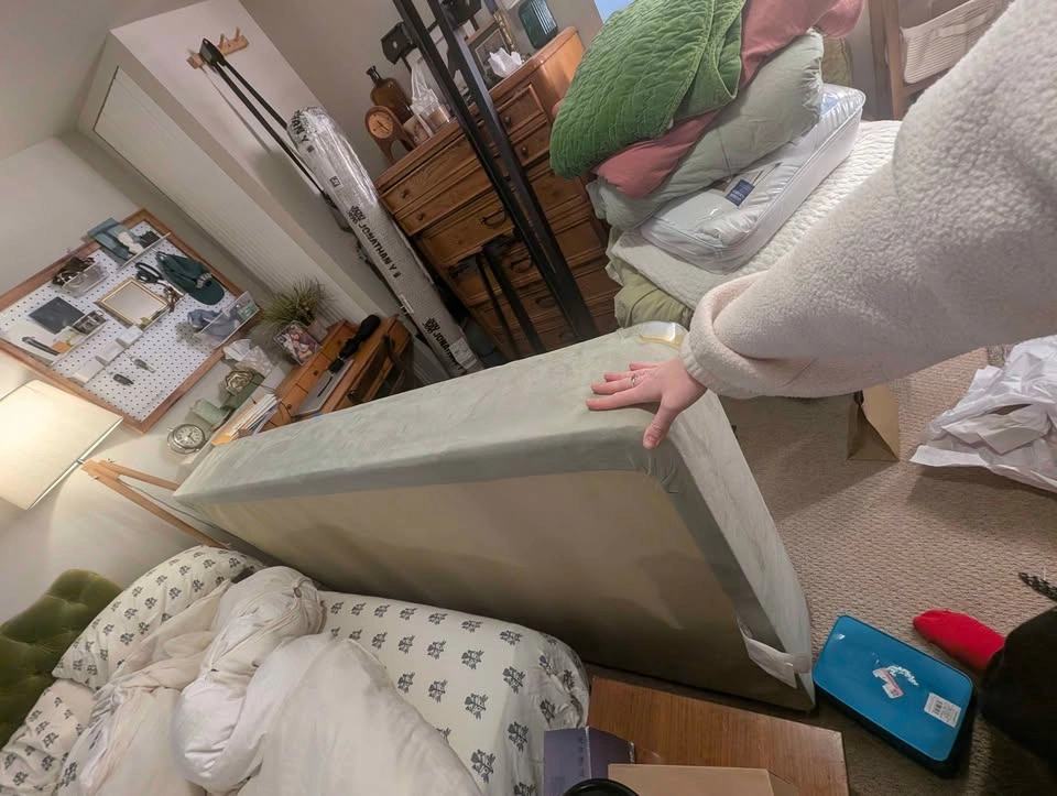 Twin bedframe Sturdy and easy! Please pick up today! - photo 4