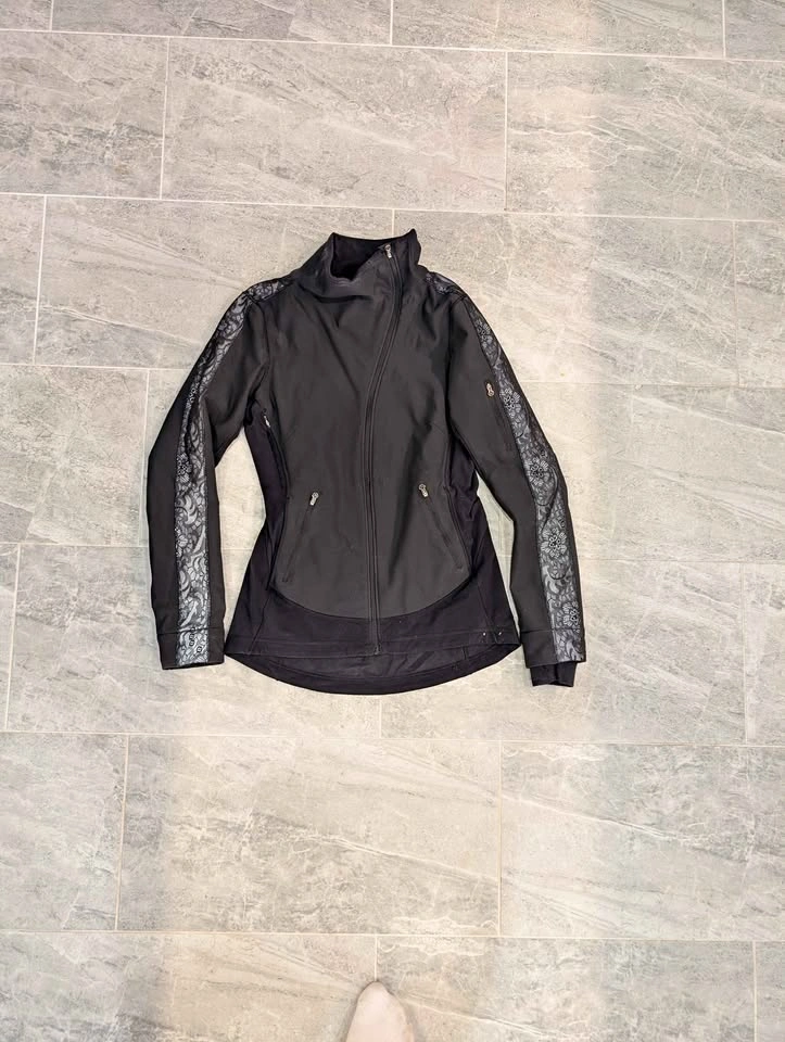Lululemon Women's black jacket