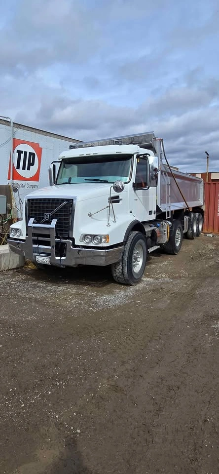 2020 Volvo VHD Dump Truck - photo 2
