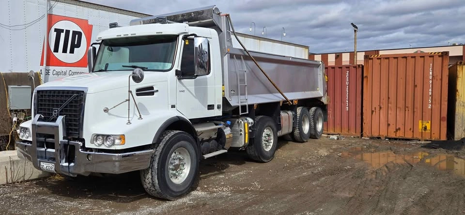 2020 Volvo VHD Dump Truck - photo 3