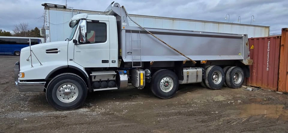 2020 Volvo VHD Dump Truck - photo 4