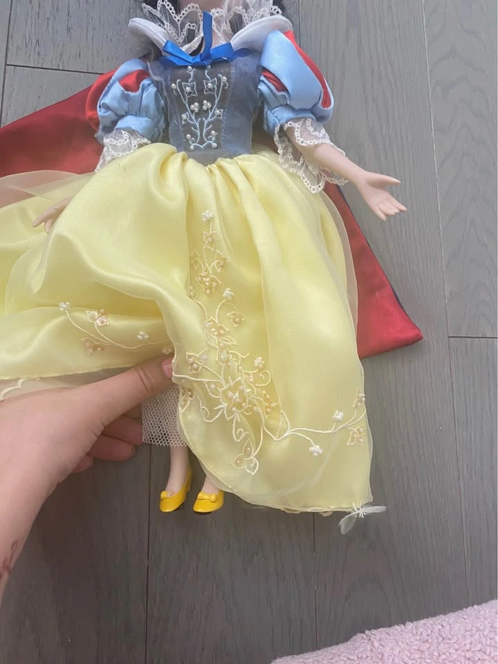 Porcelain Snow White Collectable Doll - photo 2