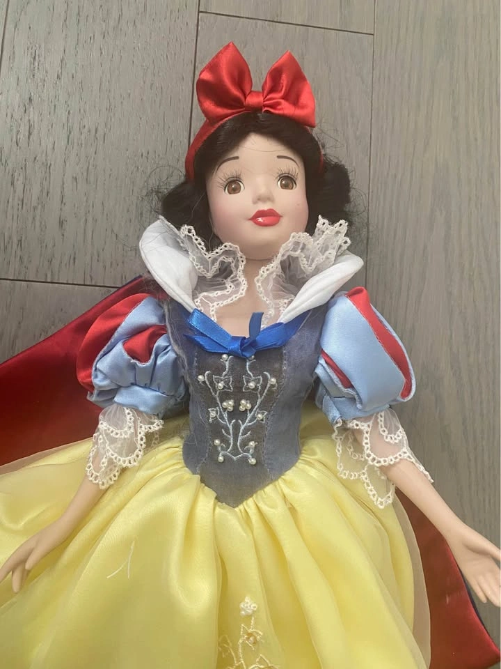 Porcelain Snow White Collectable Doll - photo 3
