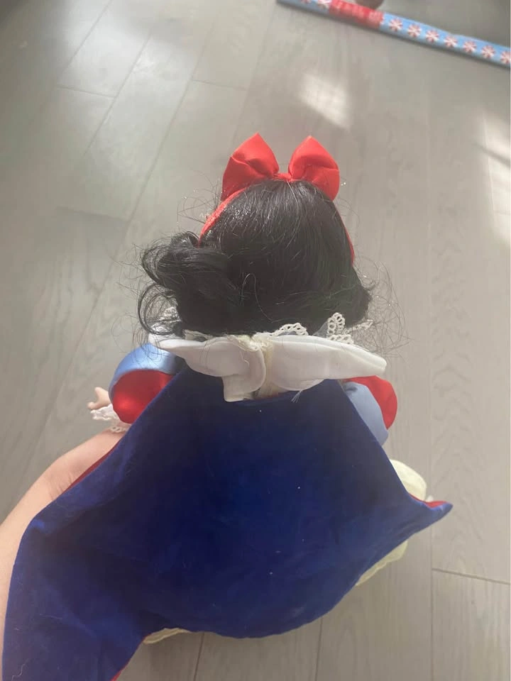 Porcelain Snow White Collectable Doll - photo 5