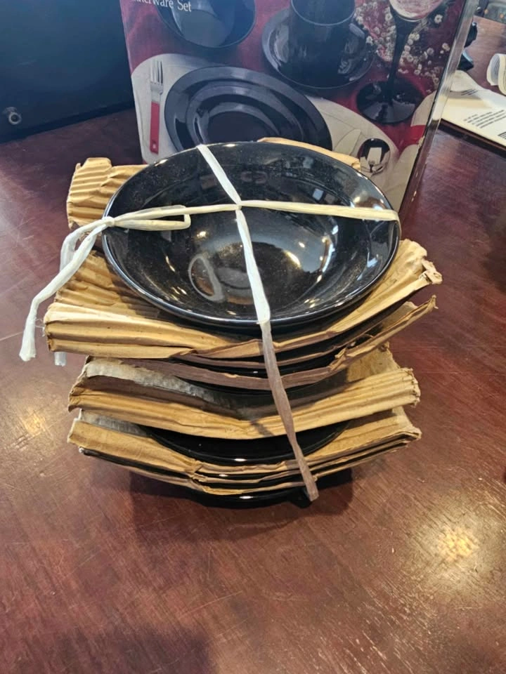20pc Black Stoneware Dinnerware Set - photo 3