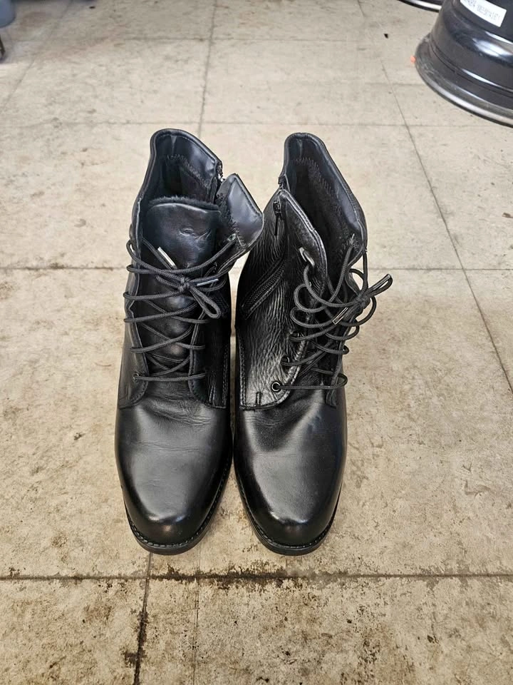Women’s Black Leather Boots Size 9.5