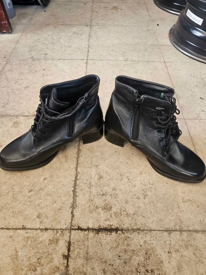 Women’s Black Leather Boots Size 9.5 - photo 2