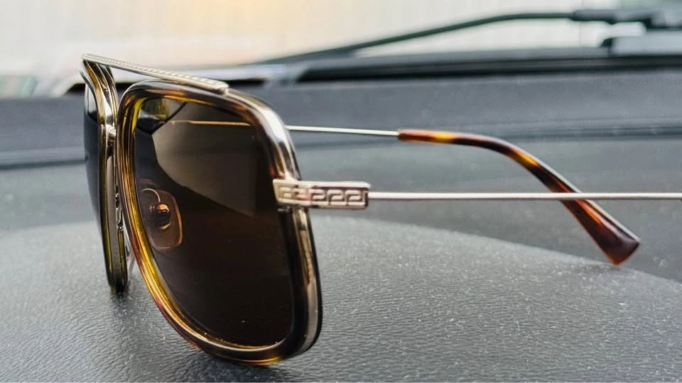 Sunglasses with box - photo 2