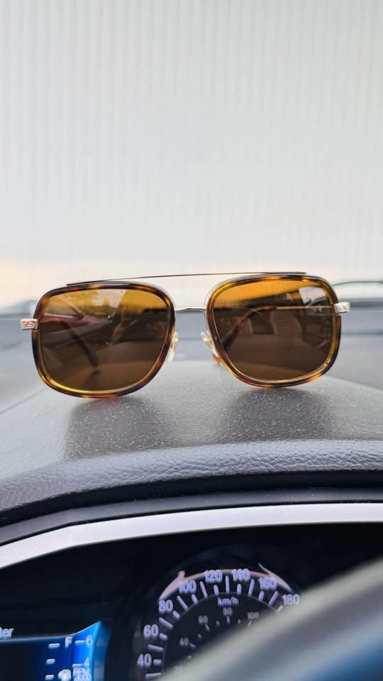 Sunglasses with box - photo 3