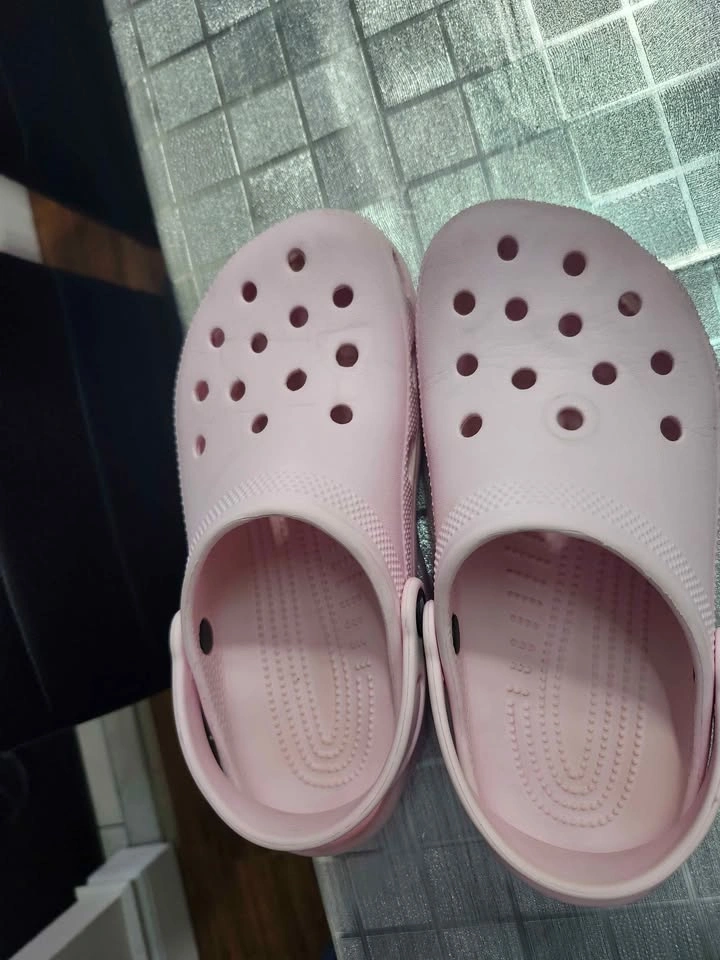 🌸 Pink Crocs with Jibbitz – Kids size J3 🌸 - photo 2