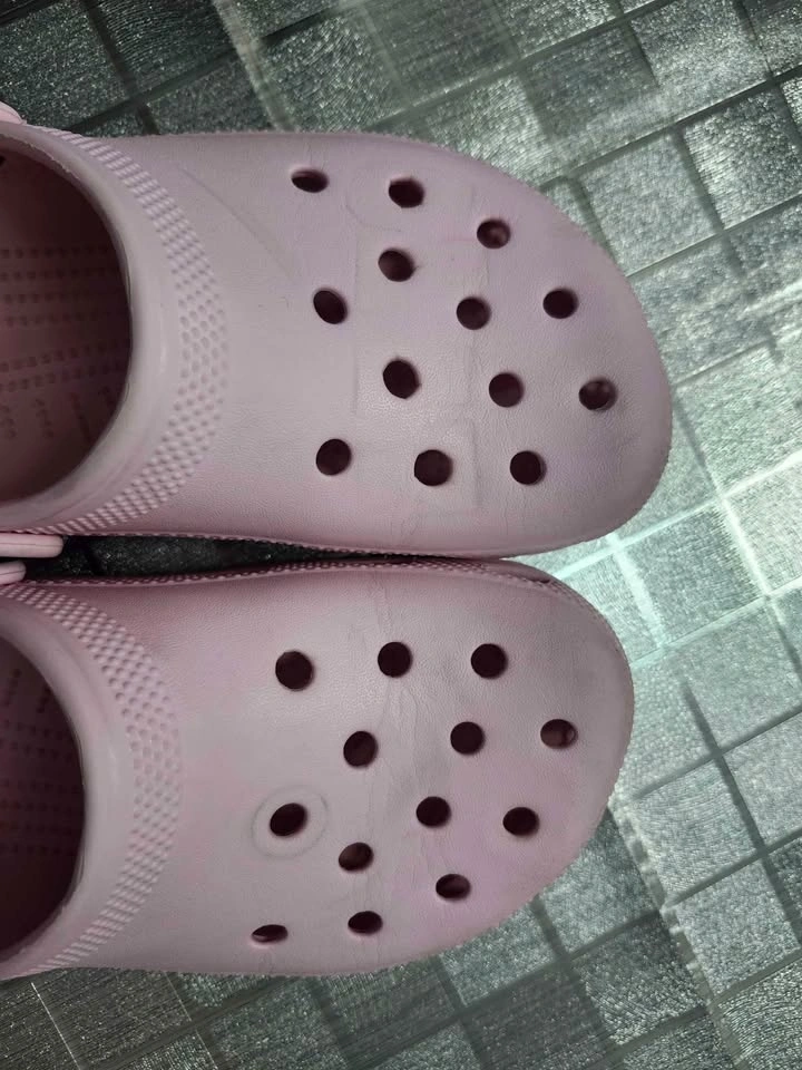 🌸 Pink Crocs with Jibbitz – Kids size J3 🌸 - photo 3