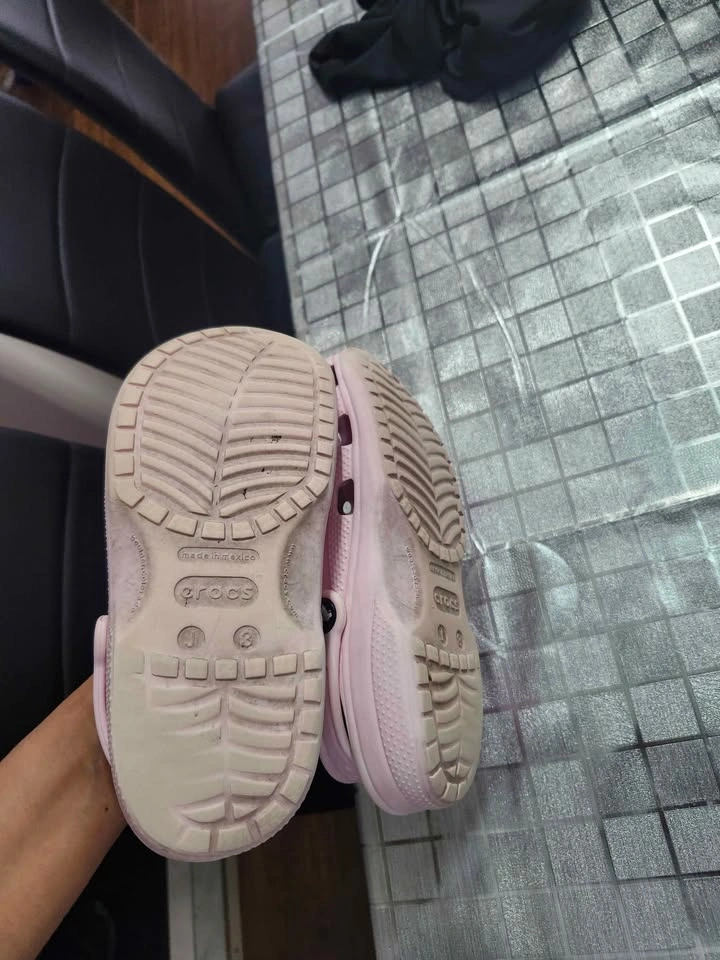 🌸 Pink Crocs with Jibbitz – Kids size J3 🌸 - photo 4