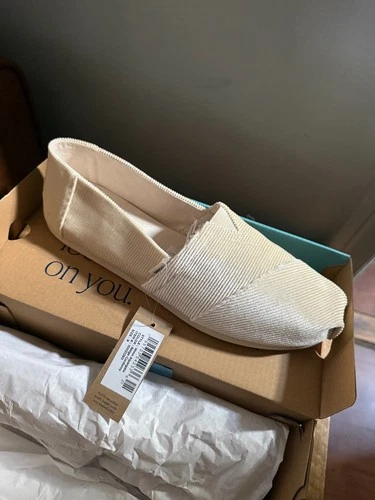 TOMS Shoes for women size 9 NEW in box