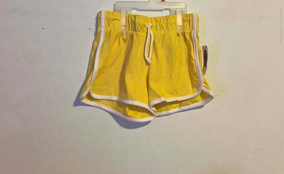 GIRLS SHORTS SIZE:SMALL PRICE :$7 AGES:6-7