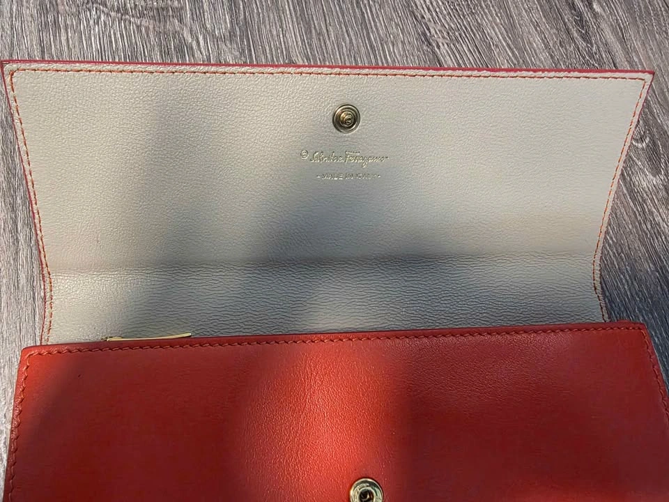 Authentic Salvatore Ferragamo Red Leather Wallet – Classic Ganci - photo 3