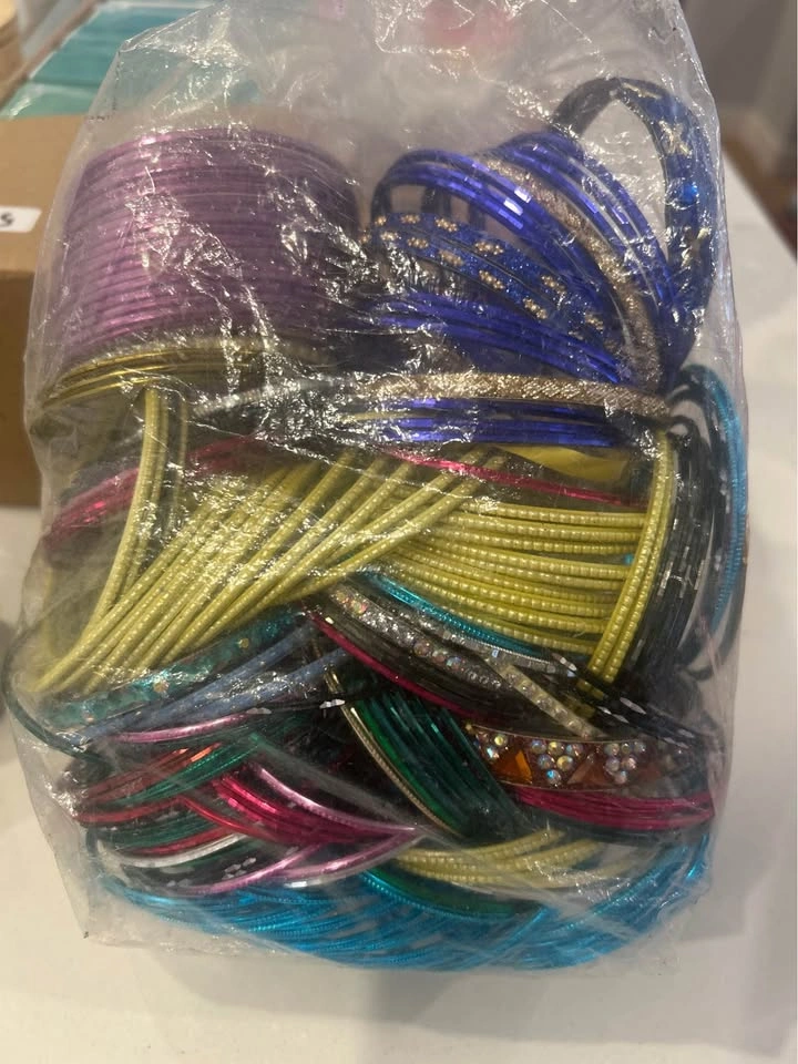 Big bag of colorful bangles! So many different styles ✨ - photo 3