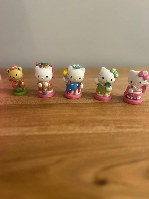 Hello Kitty Around the World 30-Piece Figurine Checkers Set - Ra - photo 5