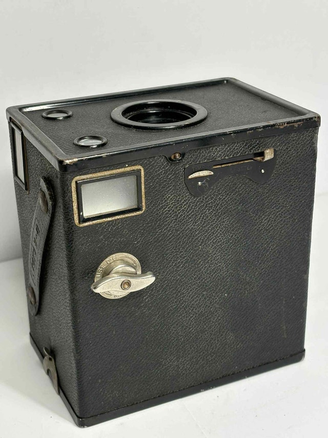 Vintage D-6 Cadet Box Camera – Mid-Century - photo 3