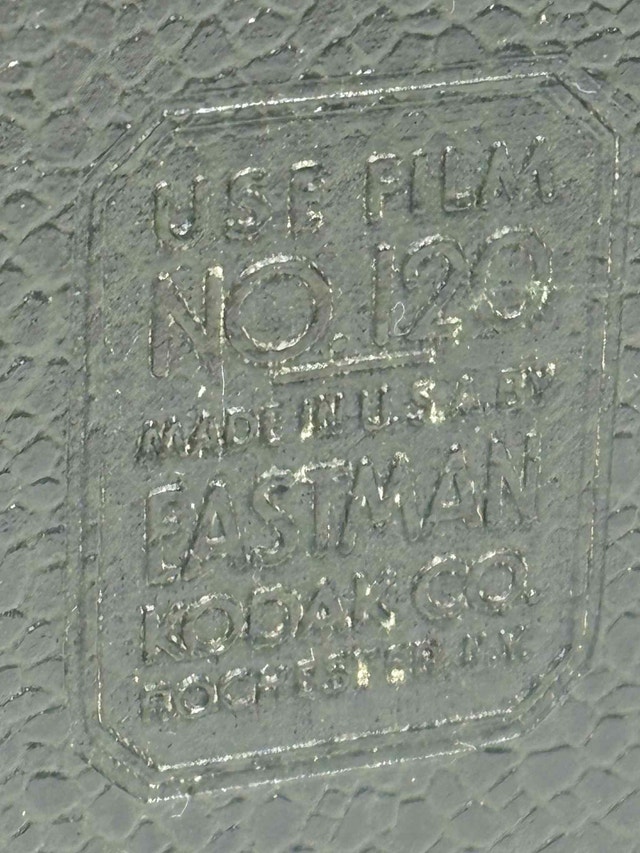 Kodak Brownie Target SIX-20 Box Camera (1940s) - photo 2
