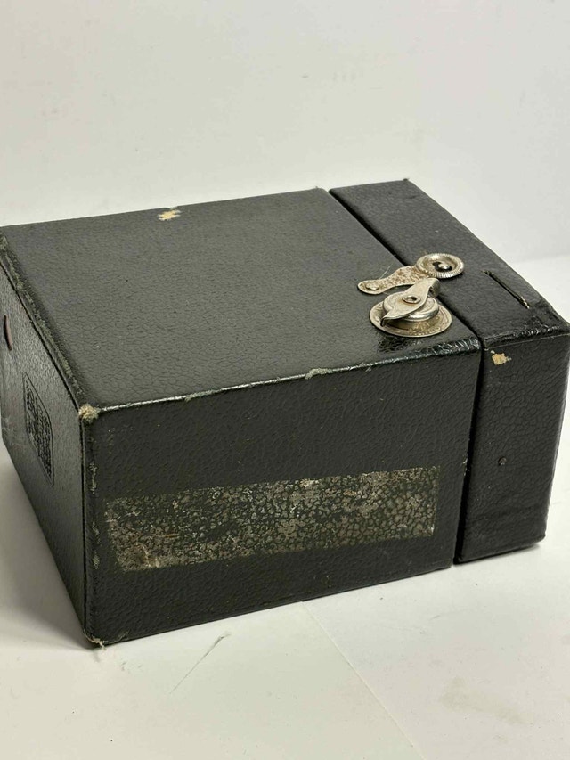 Kodak Brownie Target SIX-20 Box Camera (1940s) - photo 3