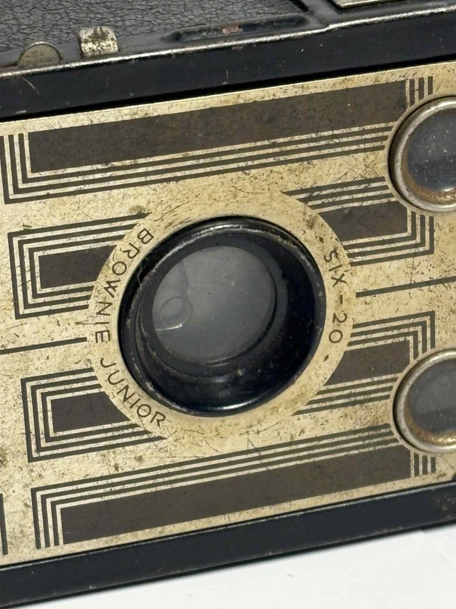 Vintage Kodak Brownie SIX-20 Box Camera – Art Deco - photo 2