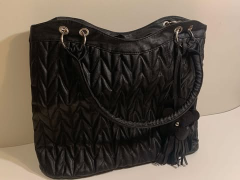 Good Finds | Elegant Black Quilted Handbag with Floral Tassels