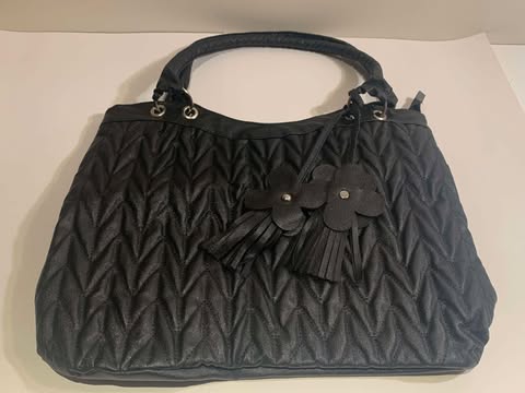 Good Finds | Elegant Black Quilted Handbag with Floral Tassels - photo 2