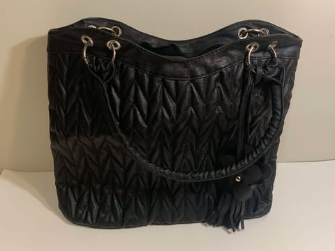 Good Finds | Elegant Black Quilted Handbag with Floral Tassels - photo 4