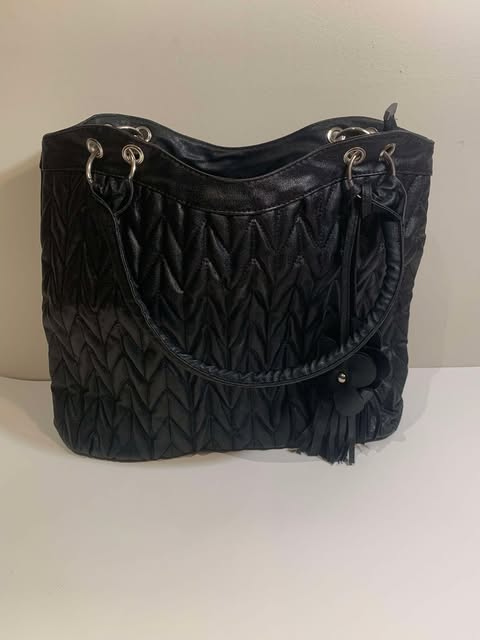 Good Finds | Elegant Black Quilted Handbag with Floral Tassels - photo 5