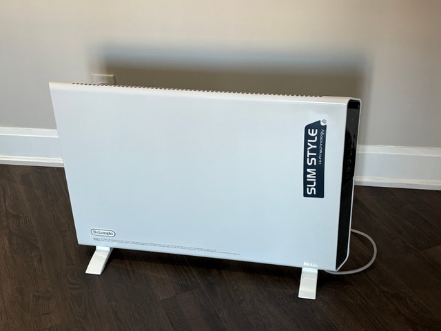 De’Longhi 1500W Panel Heater – Digital Controls – Slim Design