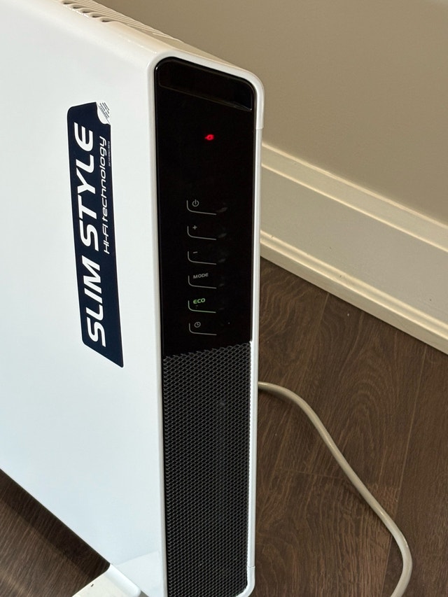 De’Longhi 1500W Panel Heater – Digital Controls – Slim Design - photo 2