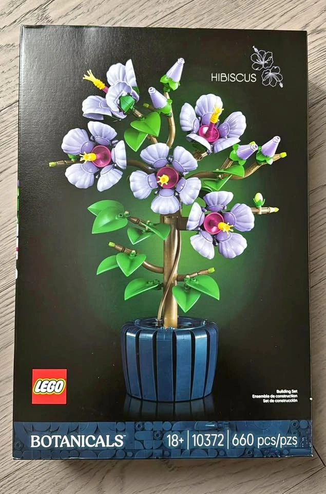 Lego Hibiscus 10372 BNIB
