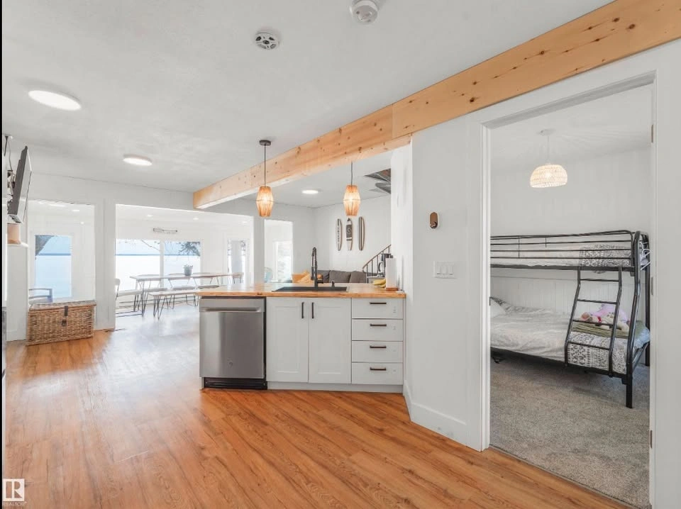 5 Bed 2 Bath House - photo 4
