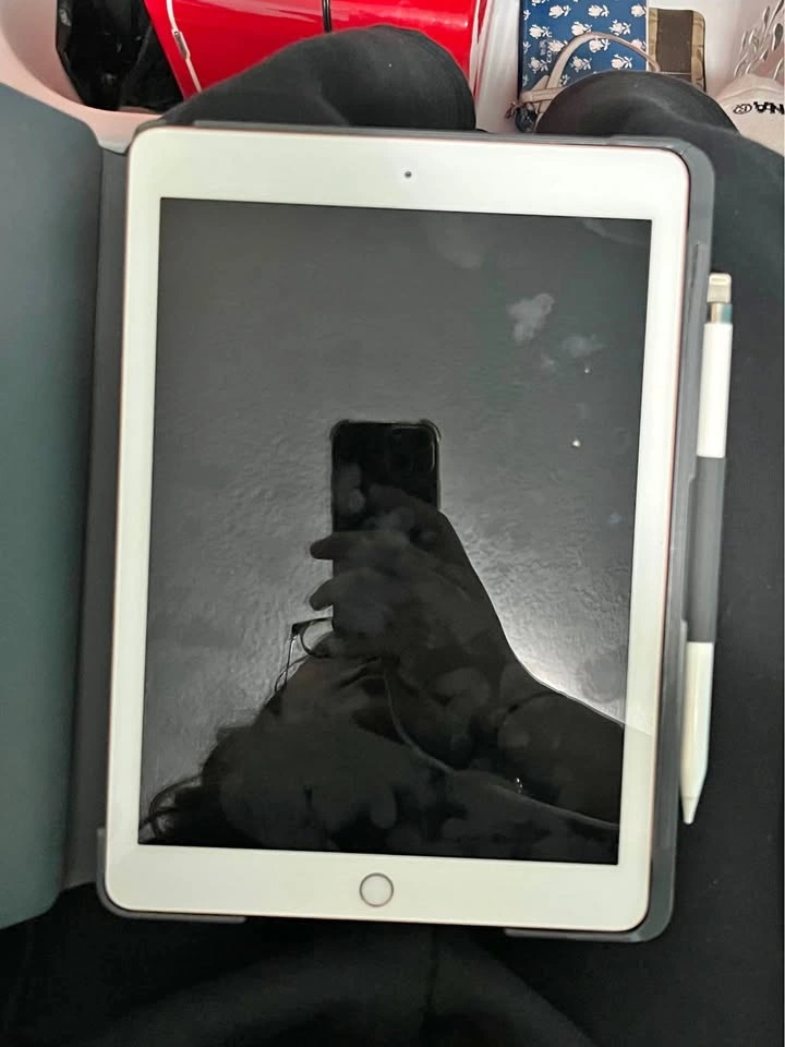 iPad 6th Gen 128GB with Apple Pencil & Keyboard Case