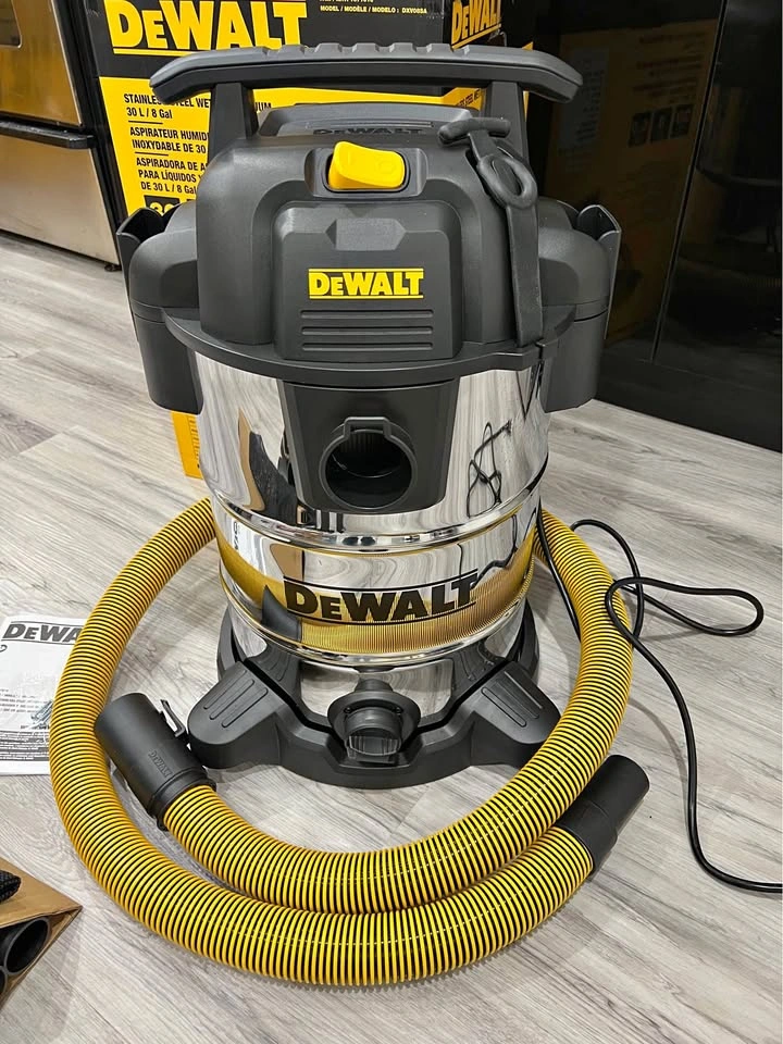 DeWalt 30L Wet/Dry Vacuum – Like New, Full Set