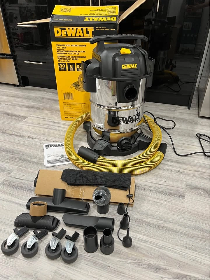 DeWalt 30L Wet/Dry Vacuum – Like New, Full Set - photo 2