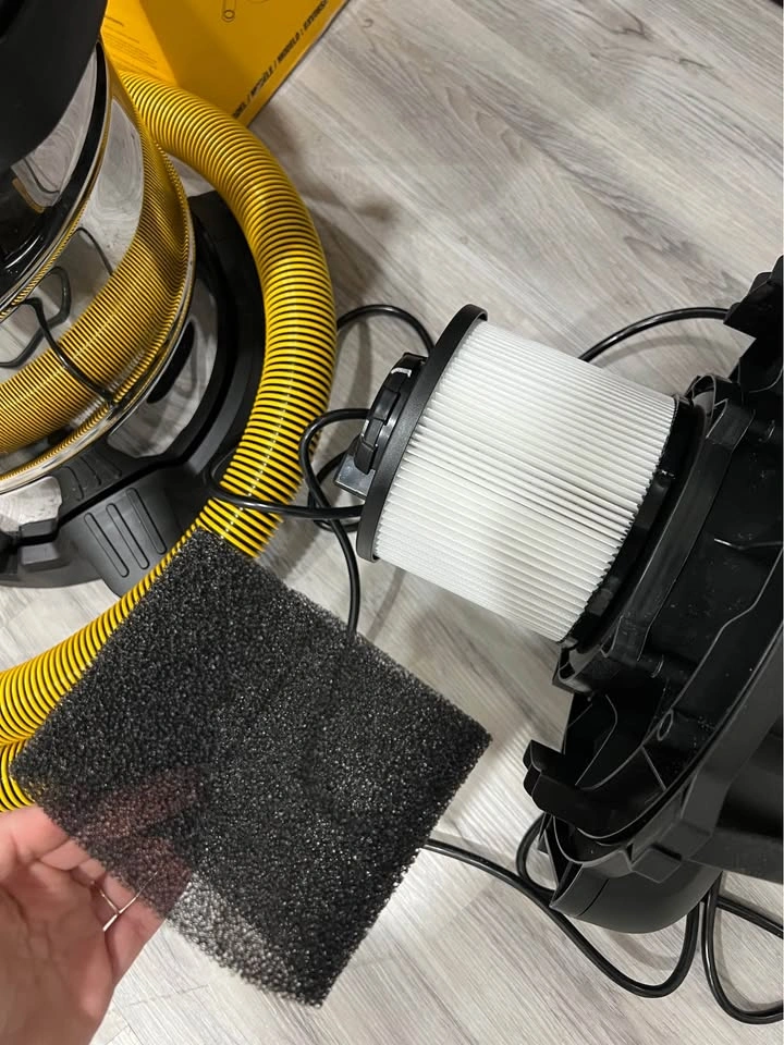 DeWalt 30L Wet/Dry Vacuum – Like New, Full Set - photo 4