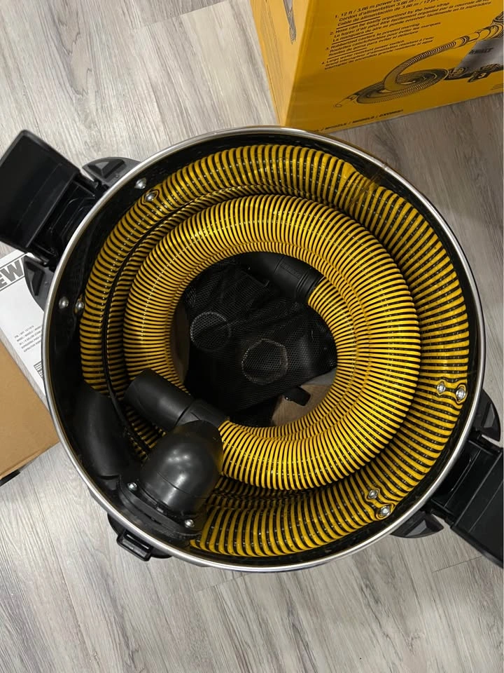 DeWalt 30L Wet/Dry Vacuum – Like New, Full Set - photo 5