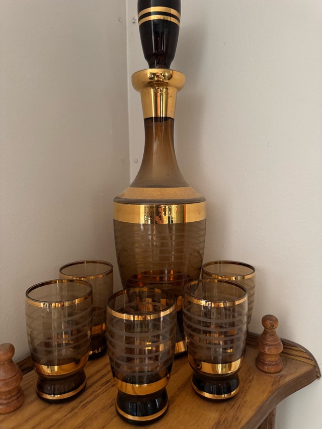 Vintage Decanter with 5 Glasses and Stopper