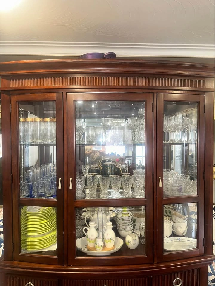 Solid Wood Curved Italian Cabinet / Hutch Elegant Display Piece - photo 3