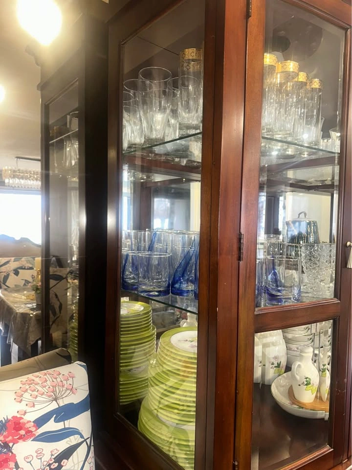 Solid Wood Curved Italian Cabinet / Hutch Elegant Display Piece - photo 4