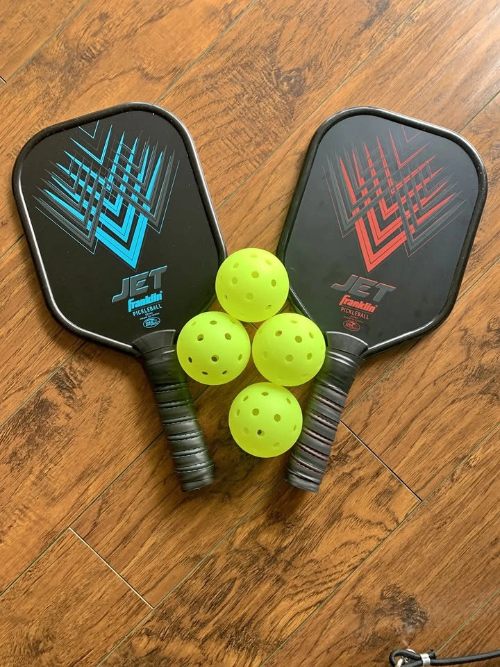 Franklin Jet Pickleball Set - 2 Paddles + 4 Balls