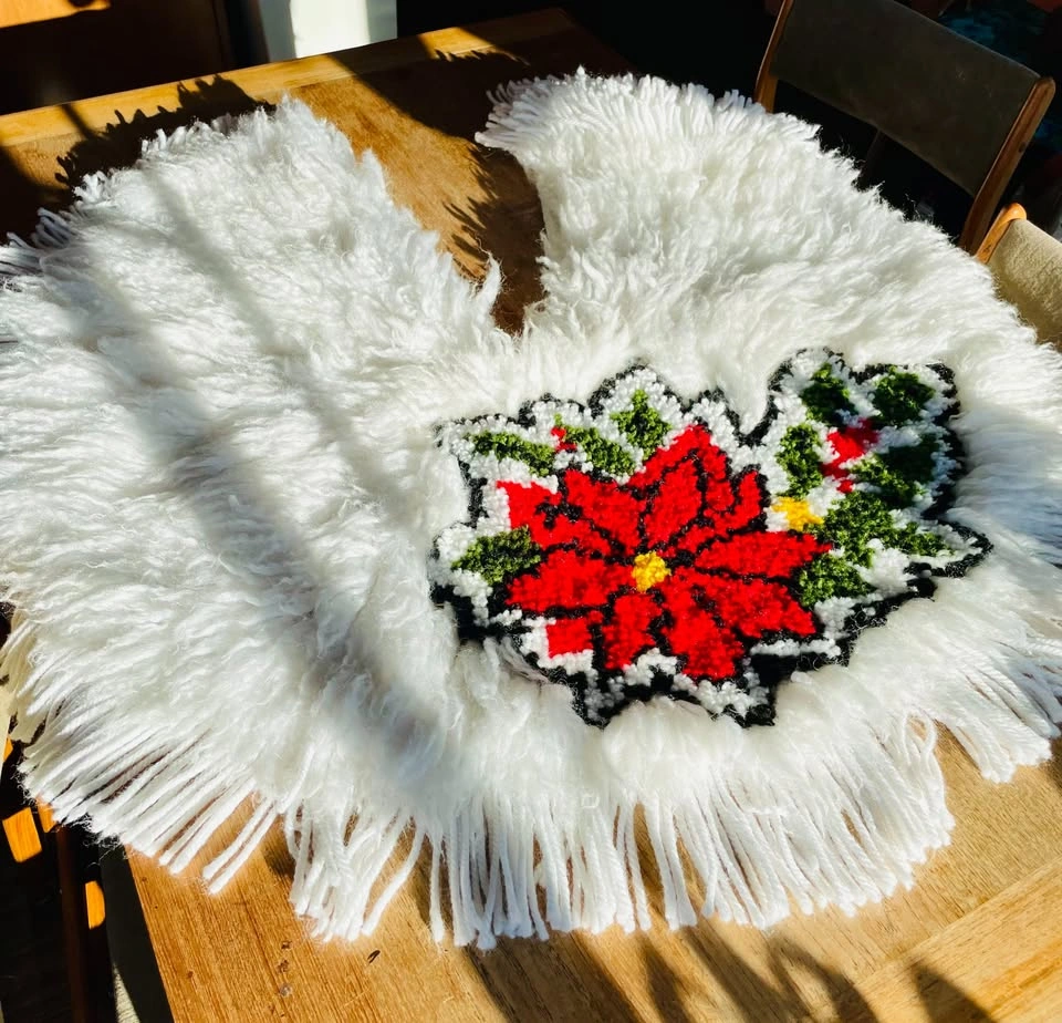 Vintage Latch Hook Tree Skirt - 42" Diameter - photo 3