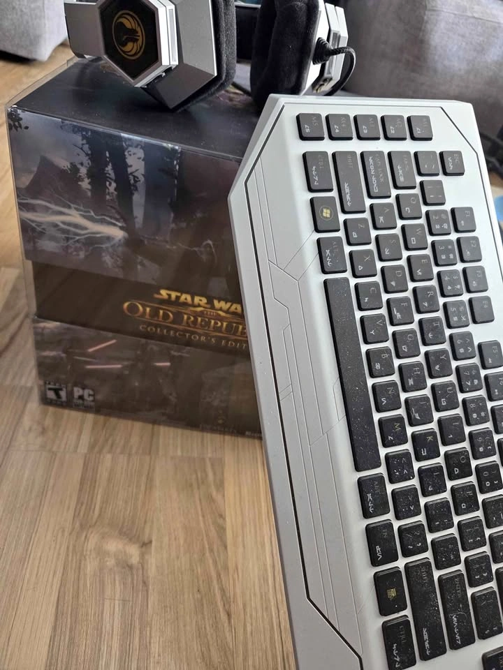 SWTOR Collectors Edition w/ Keyboard & Headset