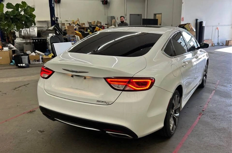 2016 Chrysler 200 FWD - photo 5