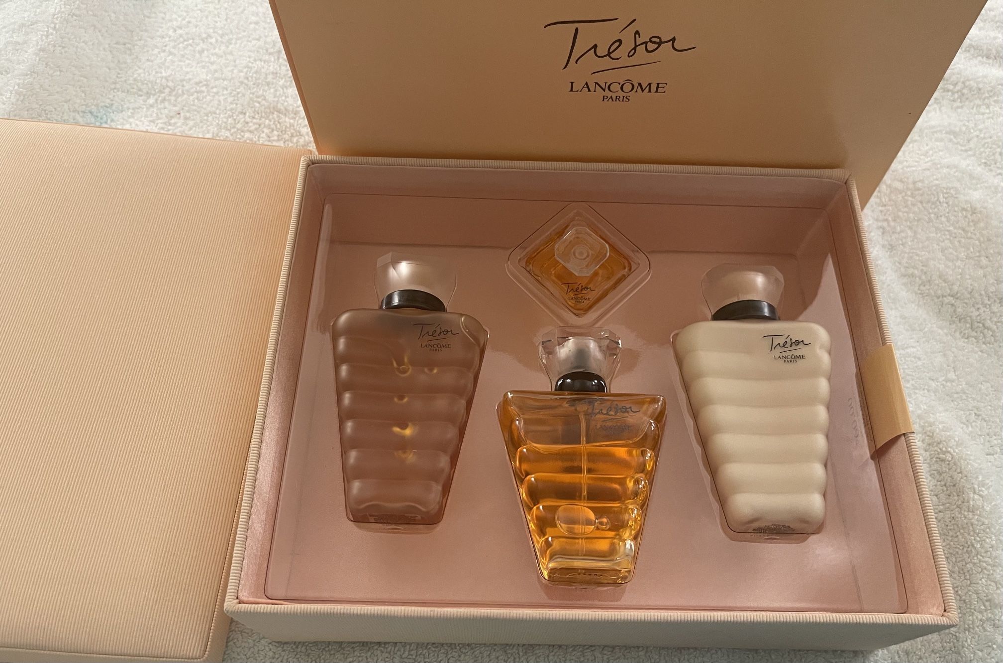 Brand New Vintage Lancôme Totally Trésor 4-Piece Perfume Set - photo 4