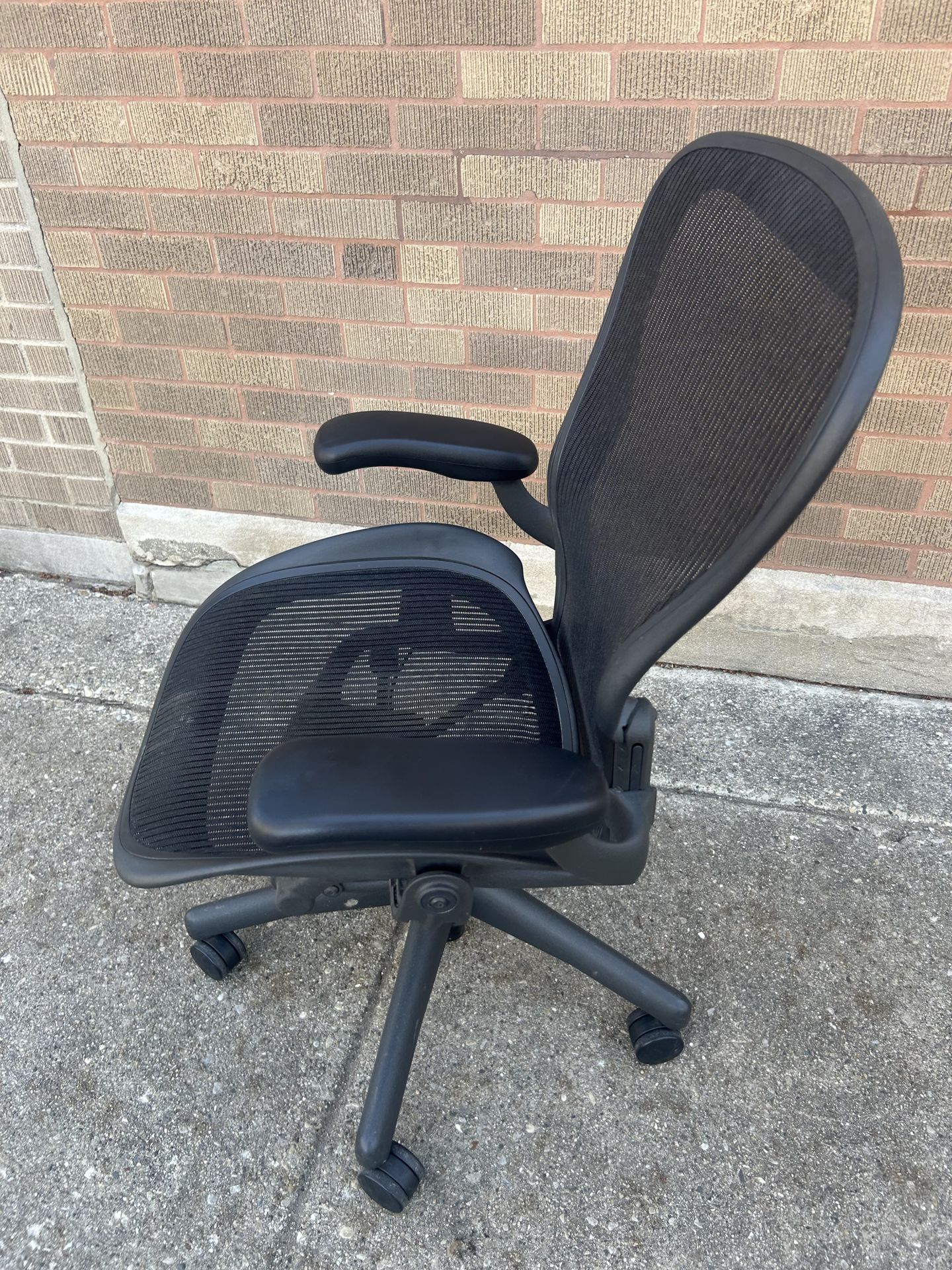 Herman Miller Aeron Chair Size C - photo 5