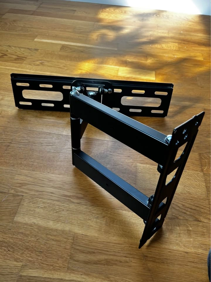 Insignia 33" - 46" Full Motion TV Wall Mount - photo 5
