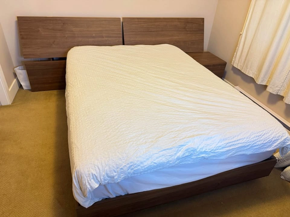 Modern Queen 3-Piece Bedroom Set - Excellent Condition - photo 3