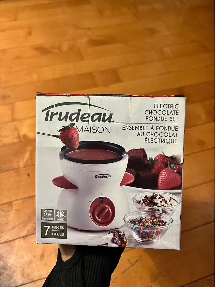 Electric Chocolate Fondue Set by Trudeau – NEW – Perfect Gift 🍫✨